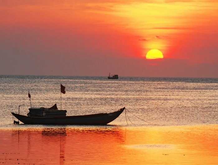 Bài Chiếc thuyền ngoài xa của Nguyễn Minh Châu